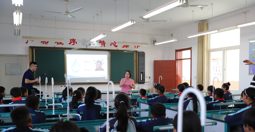 “藍曉科技·與愛同行”關愛鄉村兒童愛心科普進校園公益活動 “藍曉科技·與愛同行”關愛鄉村兒童愛心科普進校園公益活動