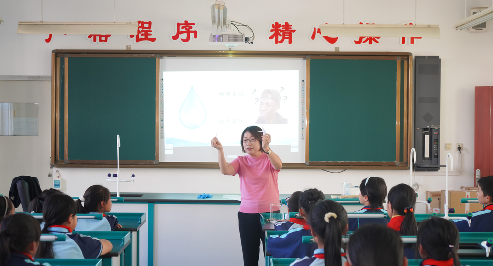 “藍曉科技·與愛同行”關愛鄉村兒童愛心科普進校園公益活動 “藍曉科技·與愛同行”關愛鄉村兒童愛心科普進校園公益活動